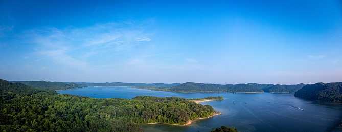 Nestled amidst the undulating hills of northeastern Kentucky, Cave Run Lake finds its tranquil abode. Situated within the Cumberland Ranger District of the Daniel Boone National Forest, this picturesque lake captures the essence of its serene surroundings.