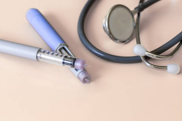 инсулиновая инъекционная ручка или инсулиновый картридж для диабетиков. - diabetes high up blood sugar test glucose стоковые фото и изображения