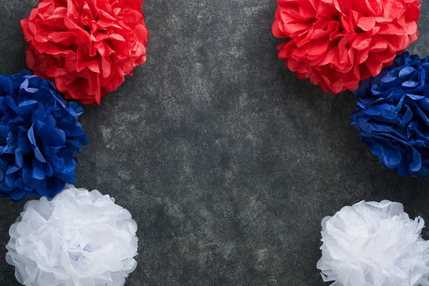 4th of July background. USA paper fans, Red, blue, white stars, balloons, gold confetti on gray dark concrete background. Happy Labor, Independence or Presidents Day. American flag colors. Top view. antecedentes del 4 de julio. abanicos de papel de ee.uu., estrellas rojas, azules, blancas, globos, confeti dorado sobre fondo gris de hormigón oscuro. feliz día del trabajo, de la independencia o de los presidentes. colores de la bandera estadounidense.