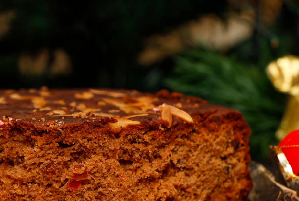 gâteau aux prunes tranché ou gâteau de noël - fruitcake christmas cake cake raisin photos et images de collection