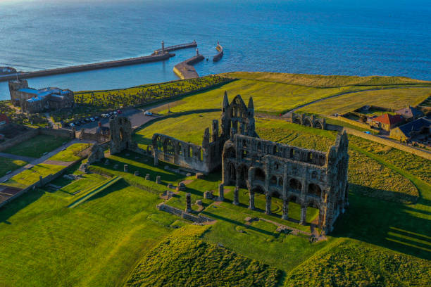 abbaye de whitby et phares est et ouest - yorkshire gate yorkshire dales village photos et images de collection