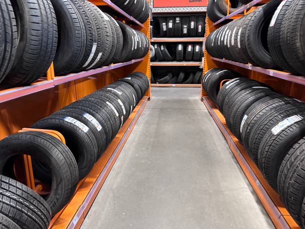 pkw-reifen im shop - tire auto repair shop part of vehicle stack stock-fotos und bilder