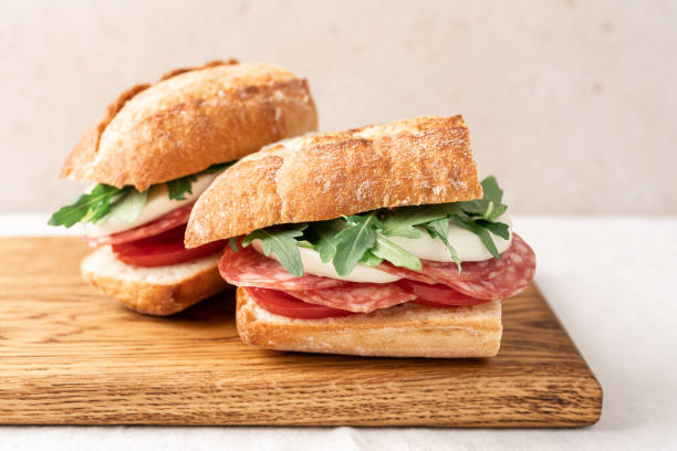 picknick-sandwich auf holzbrett nahaufnahme - mozzarella tomato sandwich picnic stock-fotos und bilder