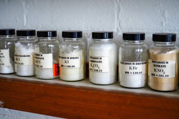 棚の上の化学化学物質の接写 - laboratory workbench rack indoors ストックフォトと画像