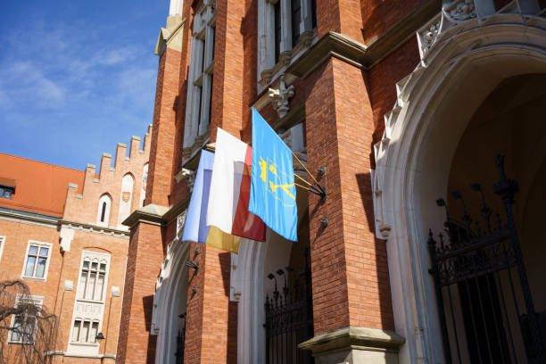 jagiellonen-universität, polnische und ukrainische flaggen über dem haupteingang des collegium novum - knezev dvor stock-fotos und bilder