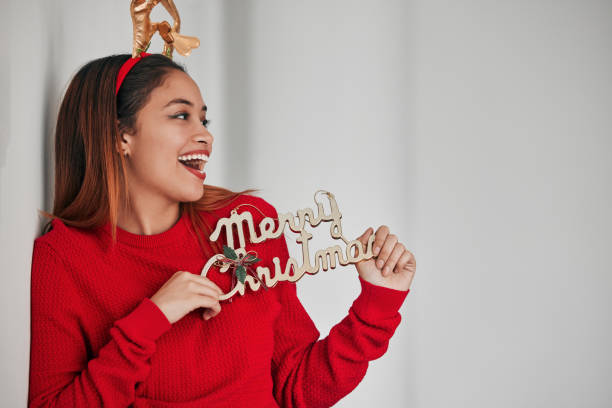 feriado, sinal de natal e mulher com maquete segurando placas de madeira com fundo branco e felicidade. uau, mulher animada e isolada com celebração e um sorriso de inverno celebrando e juventude - placard holding celebration women - fotografias e filmes do acervo