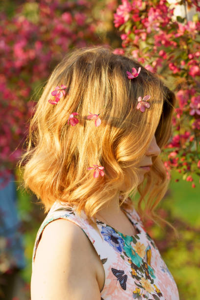 menina em pé em um pomar de maçã florescente - holding art orchard beauty - fotografias e filmes do acervo