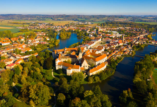 вид с воздуха на город телц. чешская республика - czech republic фотографии стоковые фото и изображения