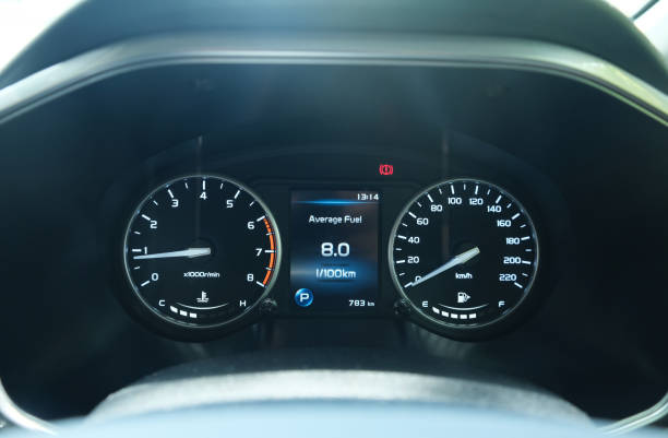 tableau de bord de la voiture avec consommation de carburant - odometer speedometer car battery motor vehicle photos et images de collection