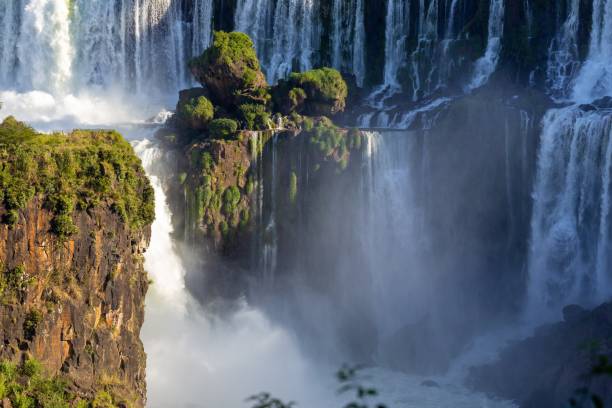 berühmter nationalpark iguazú-wasserfälle, unesco-weltkulturerbe, argentinien - iguacu falls argentina tropical rainforest rainbow stock-fotos und bilder