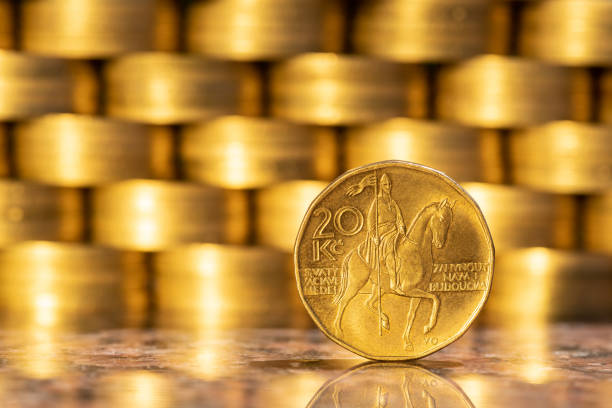 moneda en denominación de 20 coronas checas contra el fondo de una pared de monedas de oro - czech culture currency wealth coin fotograf�ías e imágenes de stock