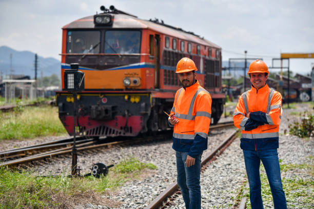 Engineer railway under checking construction process train testing and checking railway work on railroad station with radio communication .Engineer wearing safety uniform and safety helmet in work. ingeniero ferroviario bajo verificación del proceso de construcción de pruebas de trenes y verificación de trabajos ferroviarios en la estación de ferrocarril con comunicación por radio. ingeniero con uniforme de seguridad y casco de seguridad en el t