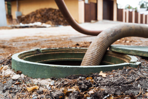 tuyau dans la fosse de drainage. pompage des eaux usées d’une fosse septique. service de fosse septique - matière nocive photos et images de collection