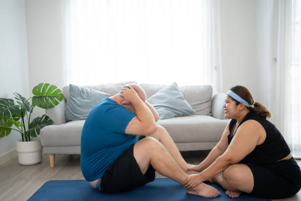 pareja gordita de diversidad haciendo ejercicio en casa. - stretching boyfriend indoors lifestyles fotografías e imágenes de stock