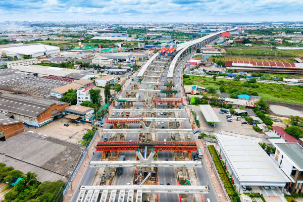 widok z lotu ptaka z drona placu budowy mostu po drugiej stronie drogi. - cityscape urban scene high angle view road zdjęcia i obrazy z banku zdjęć