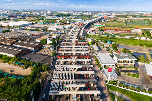 widok z lotu ptaka z drona placu budowy mostu po drugiej stronie drogi. - cityscape urban scene high angle view road zdjęcia i obrazy z banku zdjęć