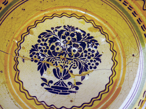 Ancient dirty european style flowers painting ceramic bowl with flowers patterns.