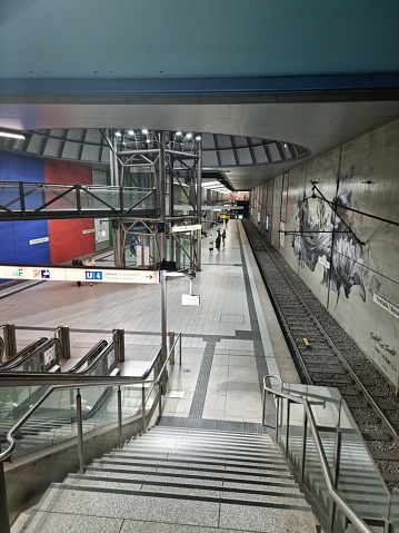 Frankfurt U-Bahn Festhalle/Messe, the image shows the empty station opened in 2001.