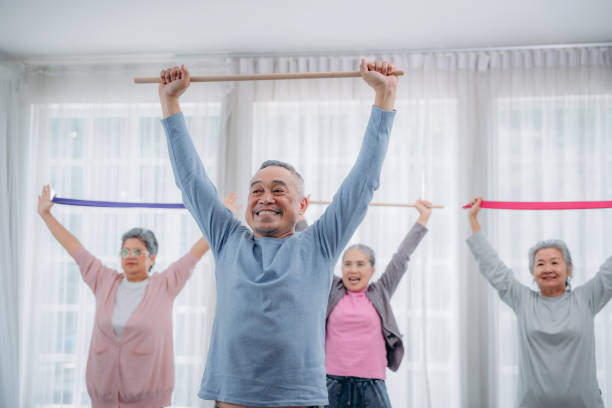 estilo de vida sênior em casa. os idosos se exercitam em suas casas. exercício sênior em uma instalação de convalescentes. - partida do grupo - fotografias e filmes do acervo