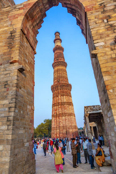 as pessoas visitam o qutb minar, deli, o minarete de tijolo construído mais alto de mundos - new delhi india indian culture indian ethnicity - fotografias e filmes do acervo