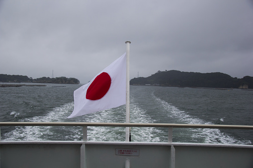 Popa de barco navegando entre islotes de Japón