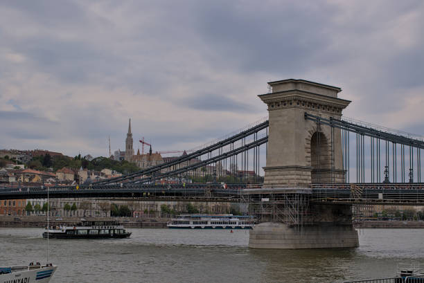 vue du pont des chaînes széchenyi sur le danube dans le centre historique. - editorial suspension bridge street river photos et images de collection