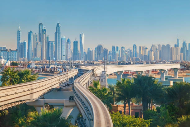 dubai und palm jumeirah monorail. vereinigte arabische emirate - dubai beach hotel skyline stock-fotos und bilder