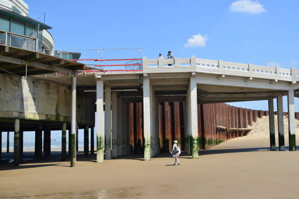 evolution follow up reconstructing the belgium pier - reconstructing imagens e fotografias de stock