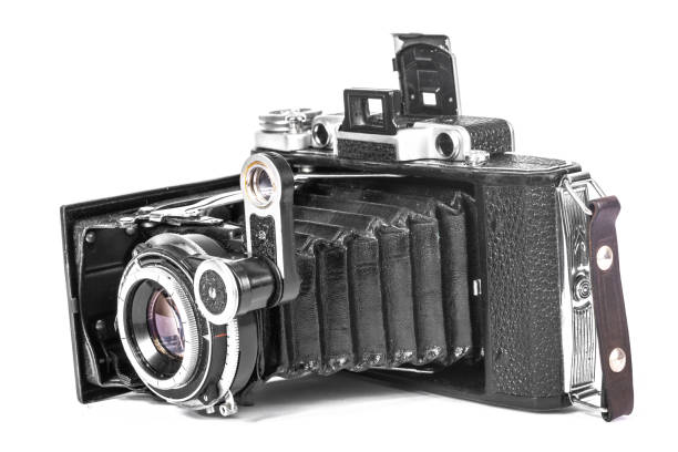 câmera de filme em um fundo branco com uma lente de acordeão isolada - bellow camera camera photography photography themes - fotografias e filmes do acervo