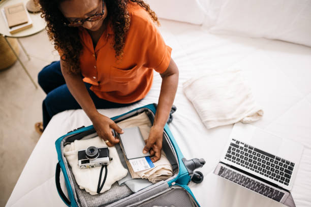 планирование путешествия и упаковка: женщина готовится к заграничной поездке - luggage packing suitcase old стоковые фото и изображения