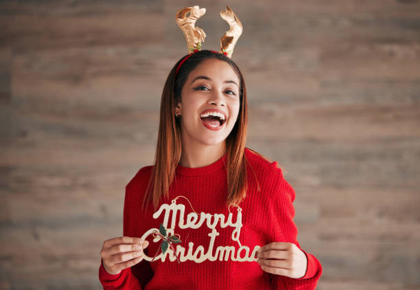 natal, decoração e retrato da mulher com motivação segurando sinal de natal. uau, mulher animada e isolada feliz com celebração e um sorriso de inverno festivo, celebrando e felicidade juvenil - placard holding celebration women - fotografias e filmes do acervo