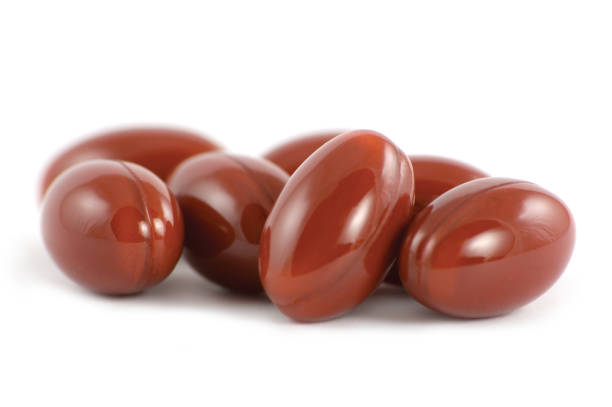 갈색 알약, 큰 상세한 비타민 캡슐, 격리된 수평 비타민 매크로 근접 촬영, 흰색 배경 - vitamin pill red pill capsule 뉴스 사진 이미지