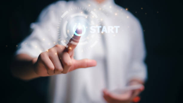 les femmes appuient sur le bouton de démarrage. pour prendre un nouveau départ dans la vie, les affaires, l’éducation ou le concept de carrière. - commencement photos et images de collection