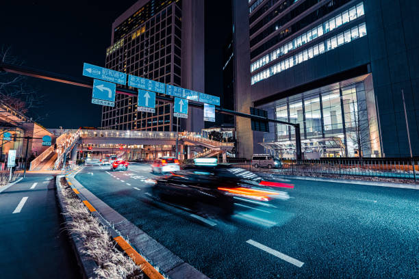 scena di strada a shiodome, tokyo di notte - shiodome urban scene blurred motion tokyo prefecture foto e immagini stock