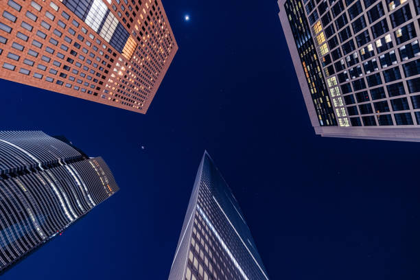 angolo basso del centro della città di shiodome di notte nella zona shiodome di minato, tokyo, giappone - shimbashi district skyscraper building exterior low angle view foto e immagini stock