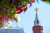 moskauer-kremlturm-mit-verschwommenen-blumen-im-vordergrund.jpg?b=1&s=170x170&k=20&c=phfHUt2VKF4VsaMmDv7DkvdmWFOy52JvVe5Bjh-hYKc=