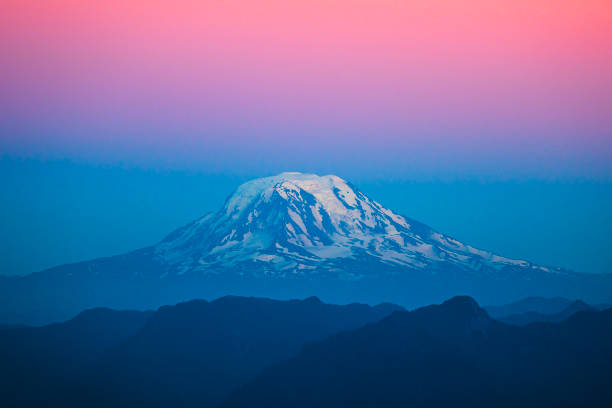 monte rainier con bandas de color pastel al atardecer con nieve en la parte superior - monte rainier fotografías e imágenes de stock