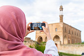 eine-frau-mit-kopftuch-die-mit-ihrem-handy-ein-foto-mit-blick-auf-die-historische-kirche-im.jpg?b=1&s=170x170&k=20&c=davtsCDPQzuN16R85O07pjg0Cwq5R3Qyx03o6INd1p0=