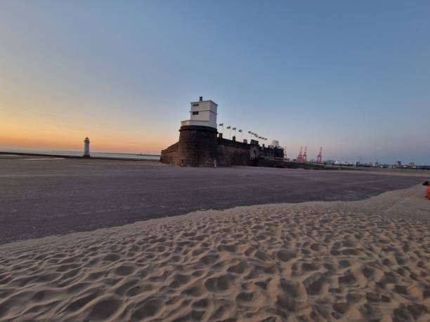 fort perch rock al crepuscolo - perch rock lighthouse foto e immagini stock