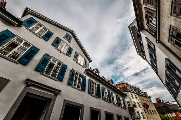 vista de baixo ângulo de edifícios no centro de konstanz, alemanha - hindenburg - fotografias e filmes do acervo