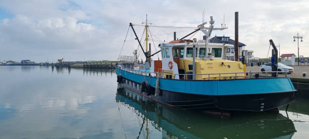 harbour of oudeschild in texel - oudeschild imagens e fotografias de stock