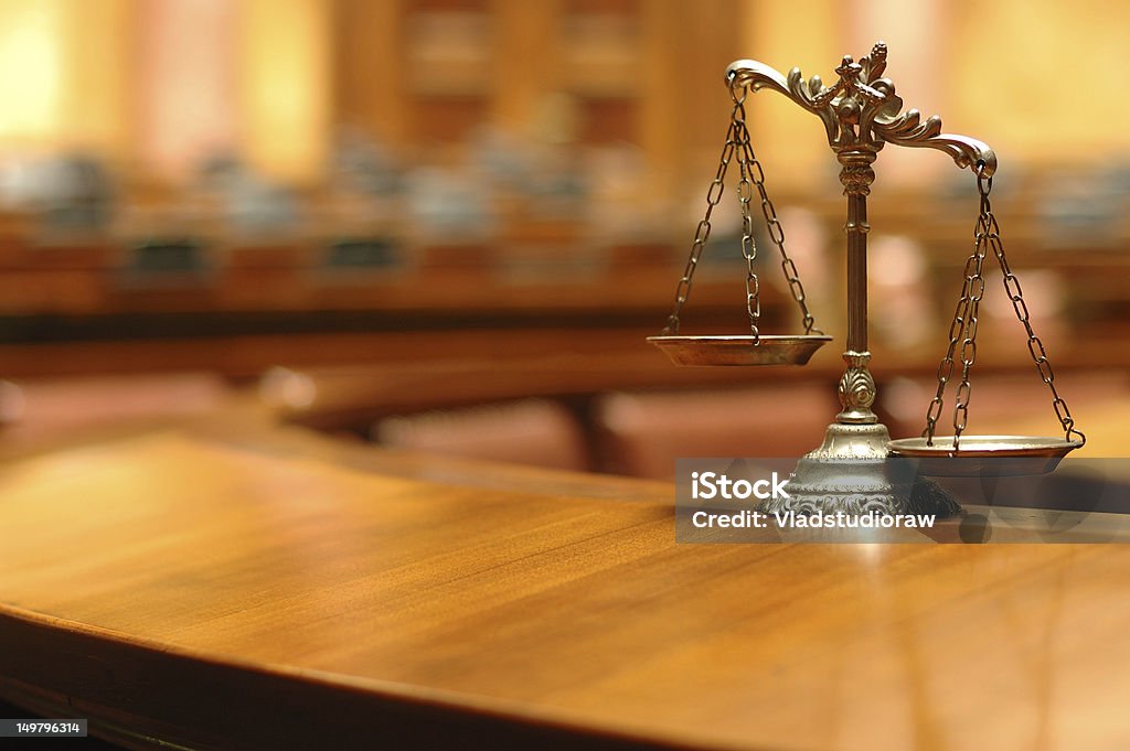 Decorativa Balança da Justiça na Sala de Tribunal - Foto de stock de Balança da Justiça royalty-free