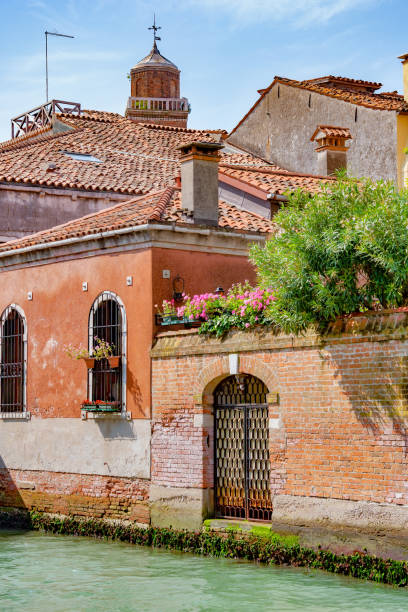 이탈리아 베니스의 중세 건축물에 대한 세부 사항. - venetian lagoon italy flower shutter 뉴스 사진 이미지