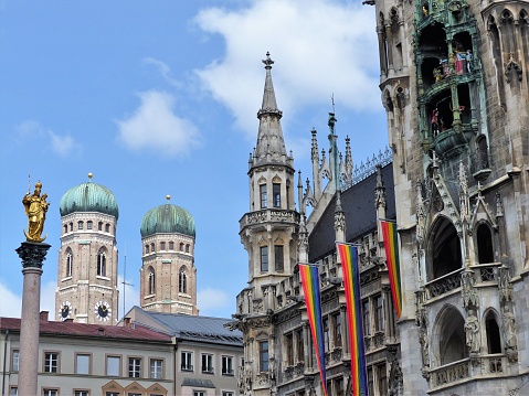 At Marienplatz, town hall facade with carillon, in the background the towers of the Frauenkirche.