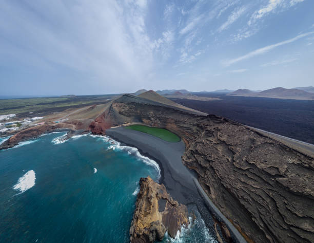 зеленая лагуна (озеро) в эль-гольфо, лансароте - lanzarote bay canary islands beach стоковые фото и изображения