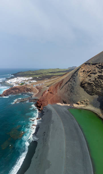 green lagoon el golfo, lanzarote - lanzarote bay canary islands beach imagens e fotografias de stock