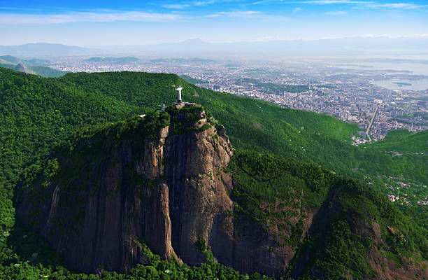 corcovado-berg und der christusstatue - corcovado stock-fotos und bilder