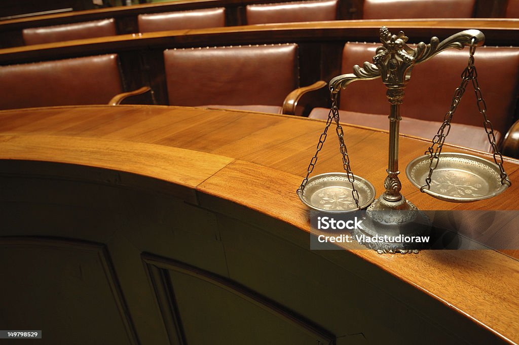 Decorativo scale di giustizia in Aula di tribunale - Foto stock royalty-free di Antico - Vecchio stile