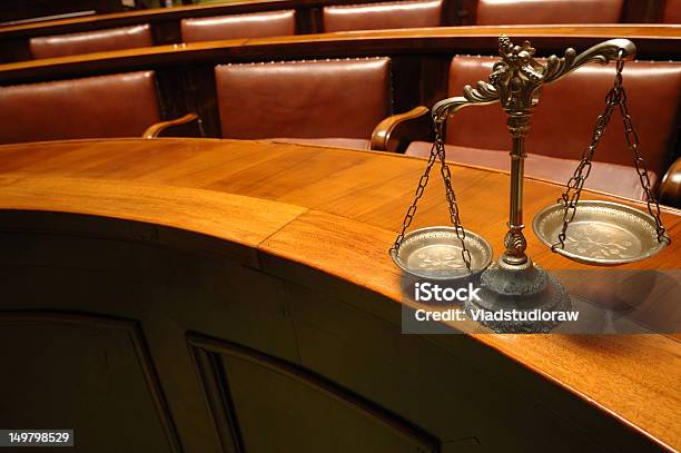 Decorativo Scale Di Giustizia In Aula Di Tribunale - Fotografie stock e altre immagini di Antico - Vecchio stile - Antico - Vecchio stile, Aula di tribunale, Bilancia - Strumento