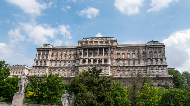 budaer burg in budapest, ungarn - nobility royal palace of buda budapest palace stock-fotos und bilder